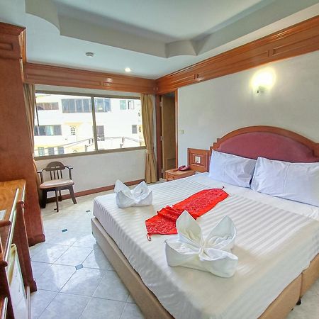Black Pearl Patong Beachfront Екстер'єр фото