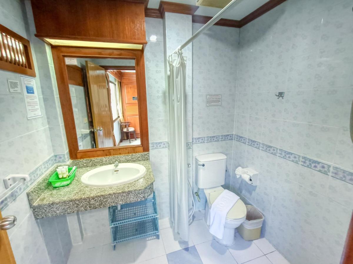 Black Pearl Patong Beachfront Екстер'єр фото