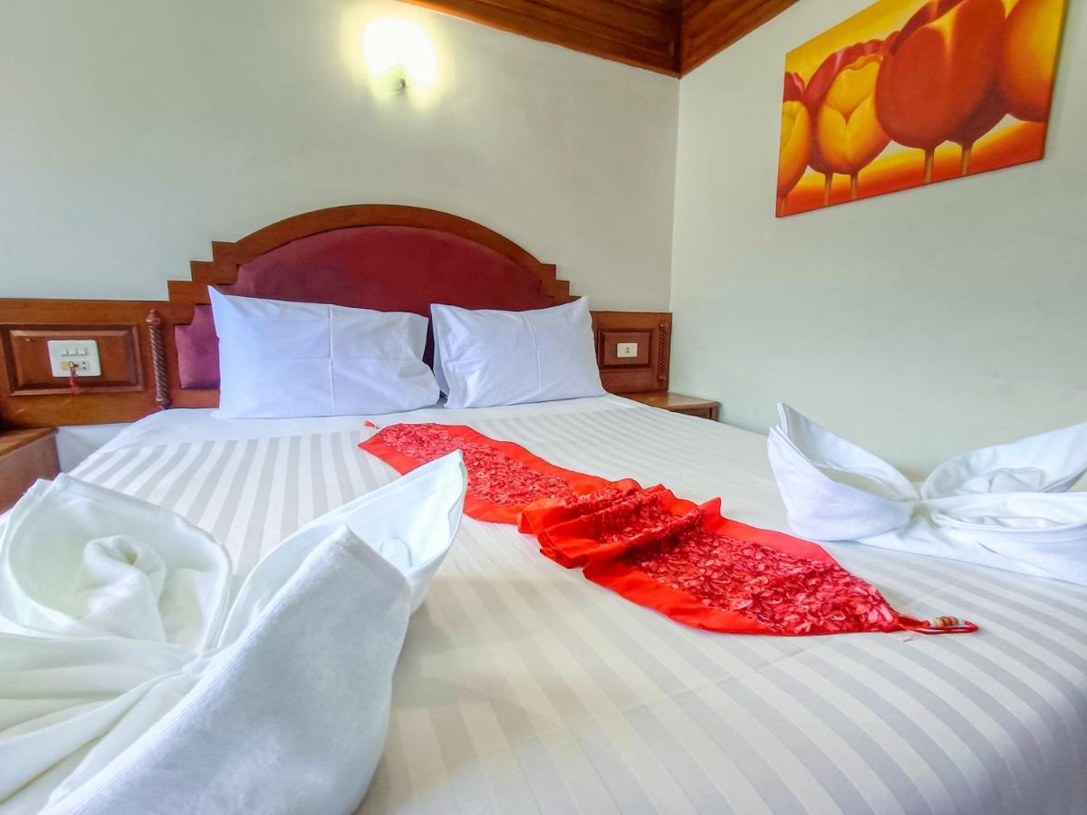 Black Pearl Patong Beachfront Екстер'єр фото