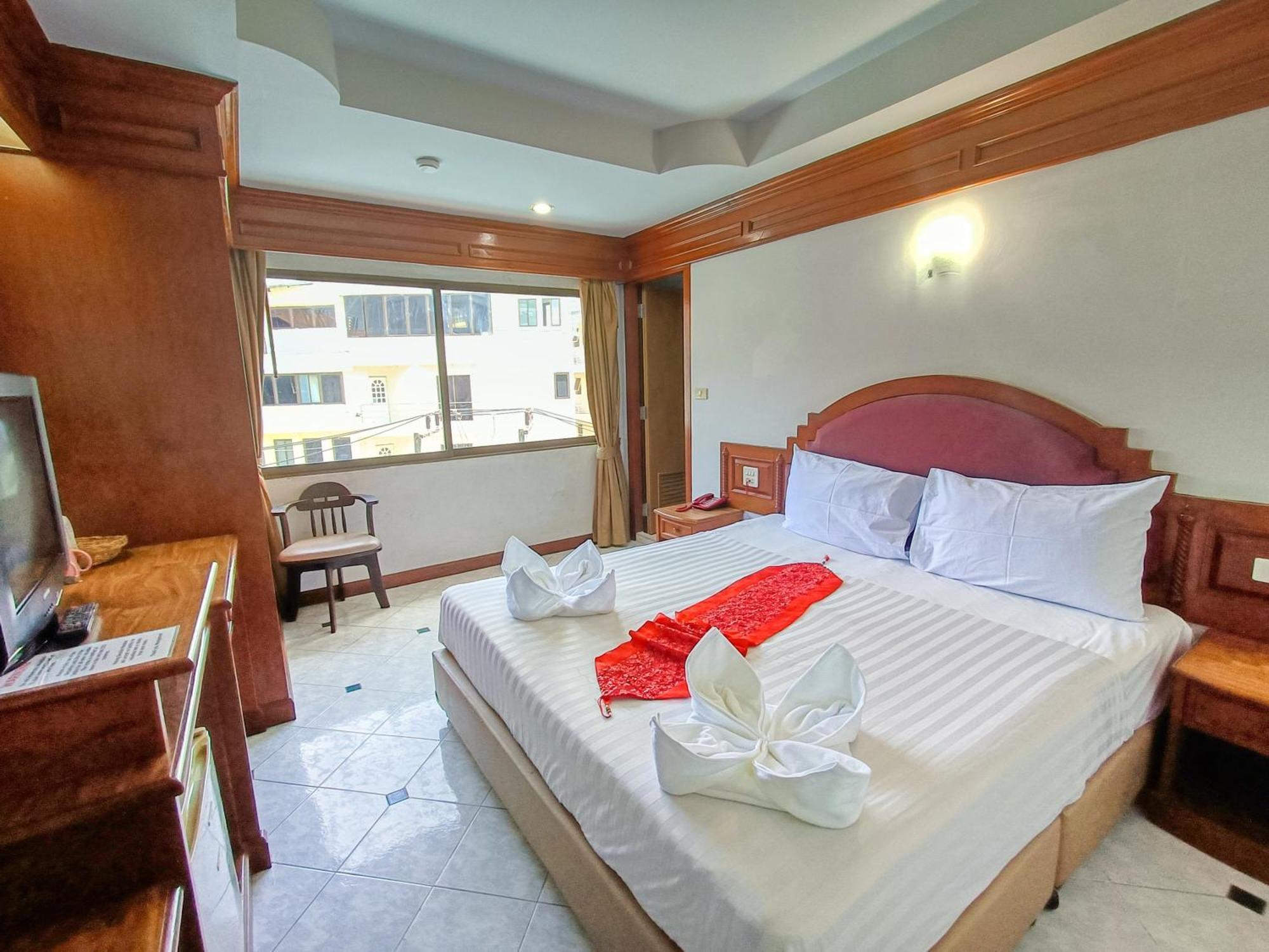 Black Pearl Patong Beachfront Екстер'єр фото